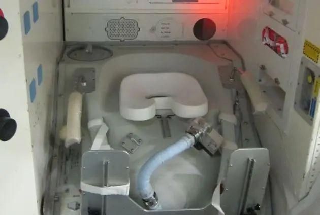 航天员怎样在太空中上厕所(航天员在太空上厕所粪便怎么处理)图7