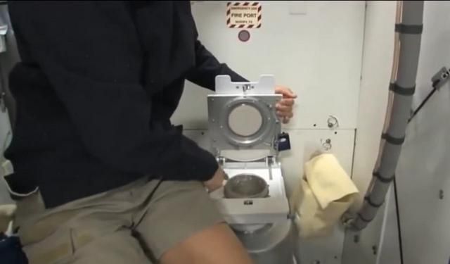航天员怎样在太空中上厕所(航天员在太空上厕所粪便怎么处理)图8