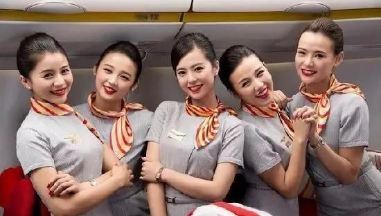 为什么航空空姐脖子上都挂着一条丝巾呢图8