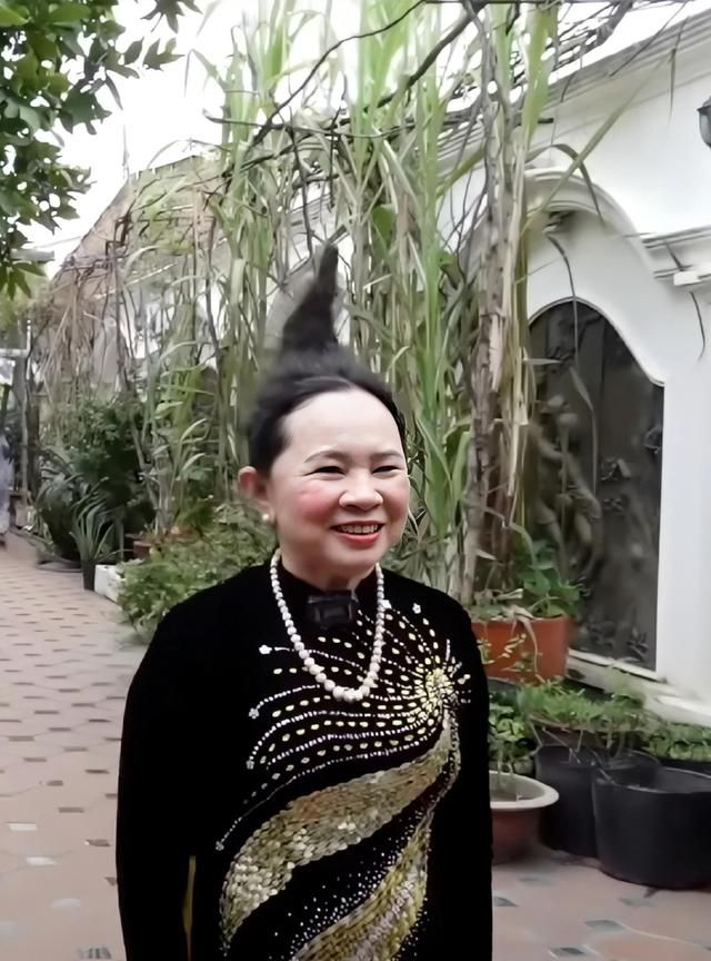 越南奇闻：大妈一觉醒来，头发竟竖立变硬，过了3年都没恢复正常