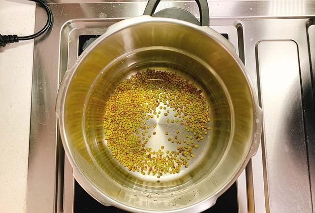 无论煮什么豆汤，最忌讳直接下锅煮，多加一步，豆子3分钟煮开花
