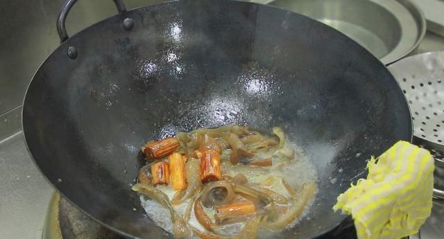 厨师长教你大葱烧海参家常做法，一个小技巧，海参不腥熟的快