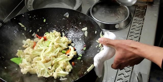 家常炒花菜的做法，不焯水不过油，炝锅、爆炒，一气呵成