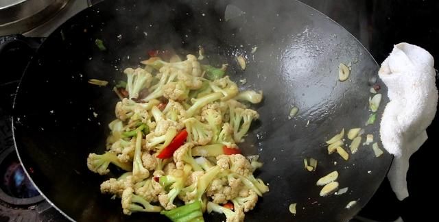 家常炒花菜的做法，不焯水不过油，炝锅、爆炒，一气呵成