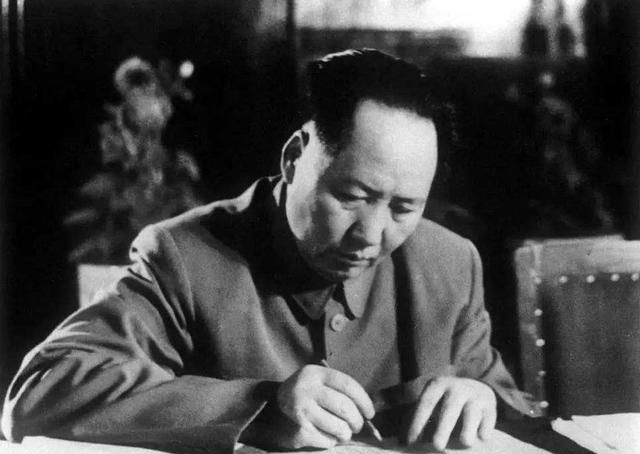 1941年皖南事变后，周恩来写下了一首挽诗，蒋介石看完后大骂戴笠