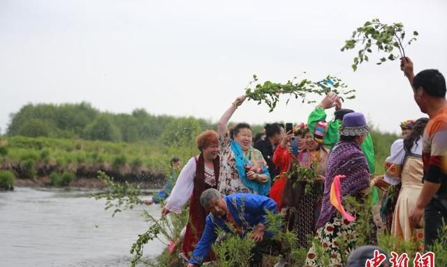 俄罗斯族盛装迎“泼水节”