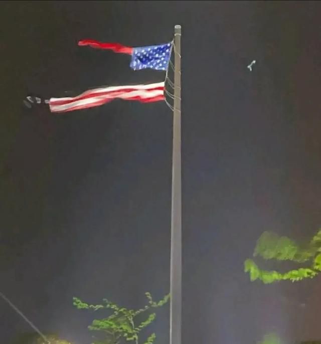 美国最大的国旗遭雷劈,美国国旗被雷劈两半完整图1