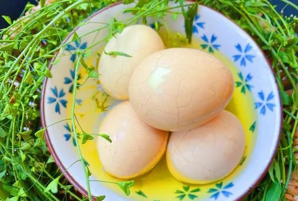 三月三上巳节，别忘用这菜煮鸡蛋，人称“赛灵丹”，多吃少生病