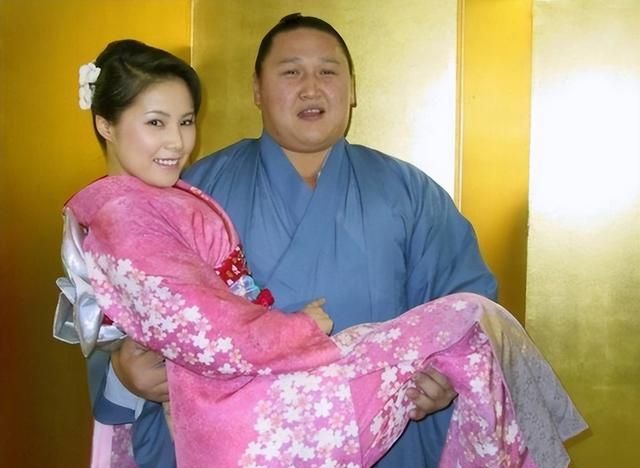 很多日本女人梦想嫁相扑选手，为什么相扑运动在日本如此受追捧？