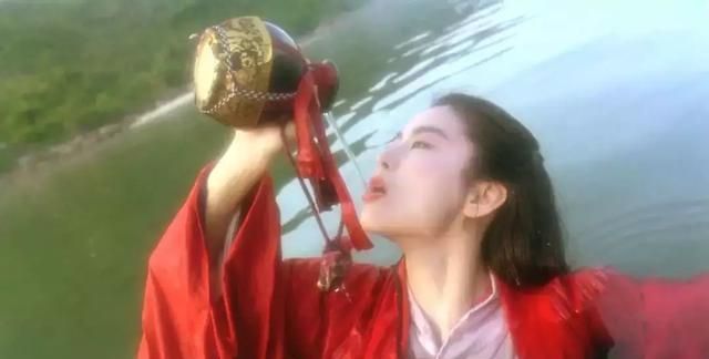 25年前，林青霞弹唱的这首《笑红尘》，至今无法超越！