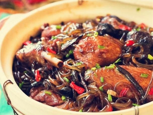 「国鸡文化」足量的东北菜，讲究的“小鸡炖蘑菇”