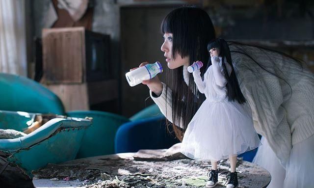 日本美少女将SD娃娃变身自己，换了百套不同衣服拍摄写真