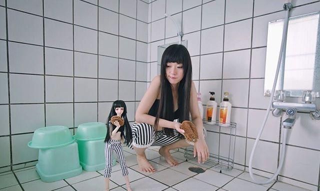 日本美少女将SD娃娃变身自己，换了百套不同衣服拍摄写真