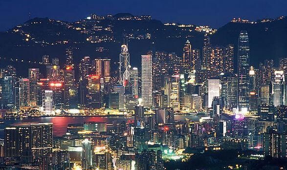 铁塔凌云和狮子山下，香港精神不变的主题曲，叶落归根、挣扎生存