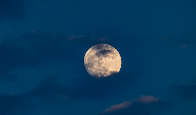 月亮是什么？这是最浪漫的回答