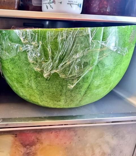 文在寅切的西瓜被吐槽没熟 韩媒：是韩国特产 10元一斤抗衰老