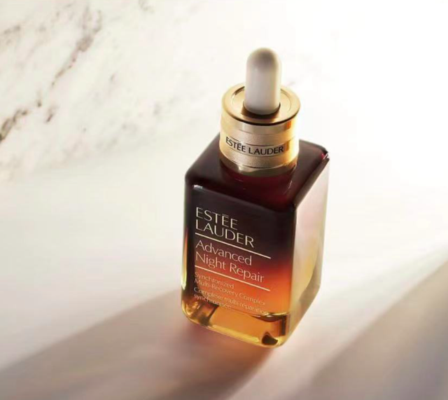 畅销40年的雅诗兰黛“小棕瓶”，日防夜护、稳筑屏障
