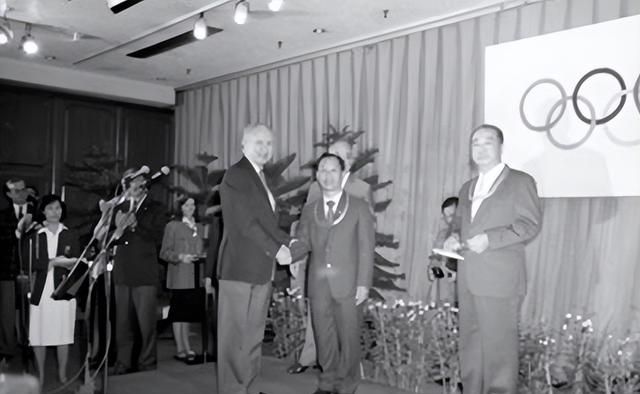 中国举重“祖师”陈镜开：曾被毛主席六次接见，十次打破世界纪录