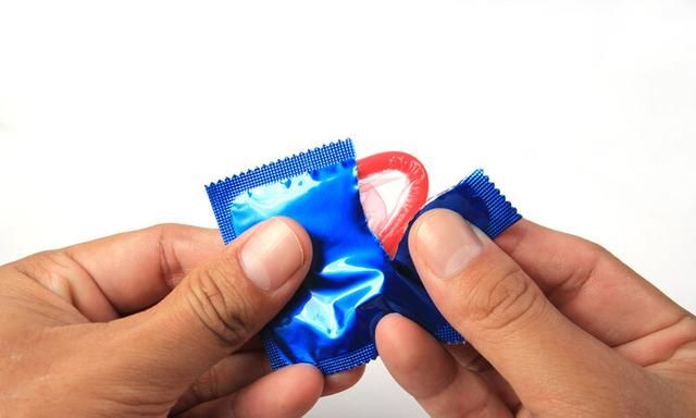 避孕套前面的尖尖有啥用？关于避孕套的这些知识，男女都该了解下