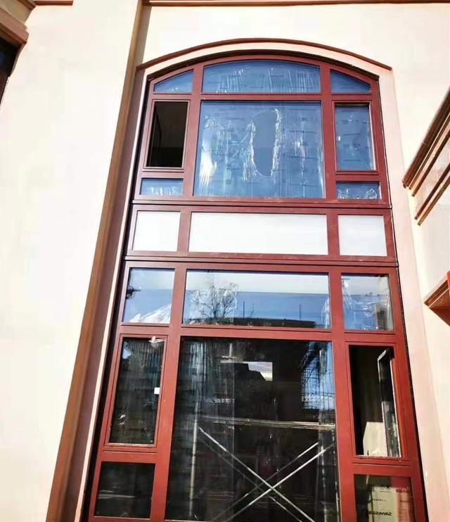 听了邻居建议，买铝合金门窗，师傅却劝我换成钛合金门窗，为啥？