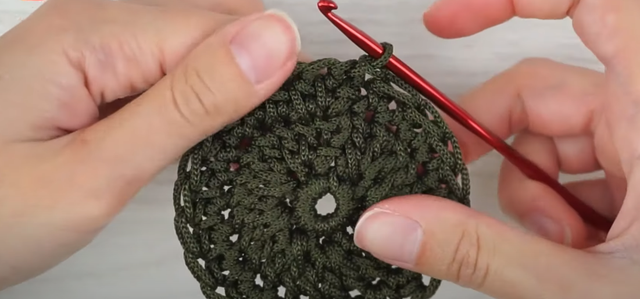 超容易学会的一款大网眼杯套，30分钟就能完成，渔网杯套编织教程