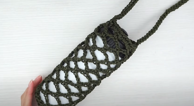 超容易学会的一款大网眼杯套，30分钟就能完成，渔网杯套编织教程
