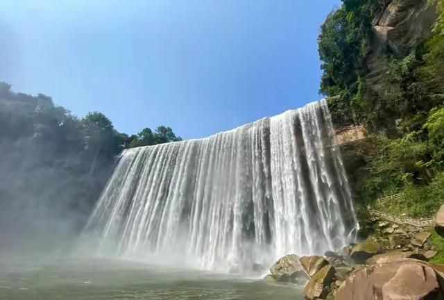 一生必去中国6大瀑布，重庆万州大瀑布比黄果树宽19米：排名第一