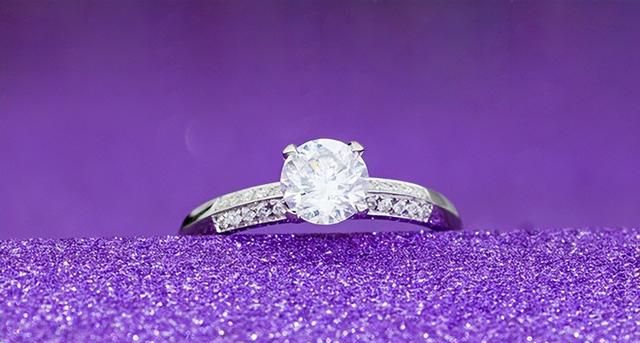 白金婚戒适合镶嵌钻石吗？钻石的克拉数如何选择？