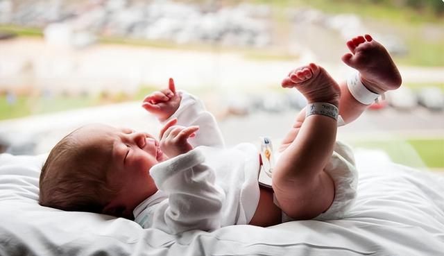 新生儿自带7种条件反射，半岁时若没消失，提示孩子大脑有问题