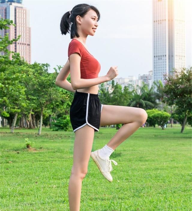 跑步训练前，做好这10个热身动作，激活全身肌肉让跑步更轻松