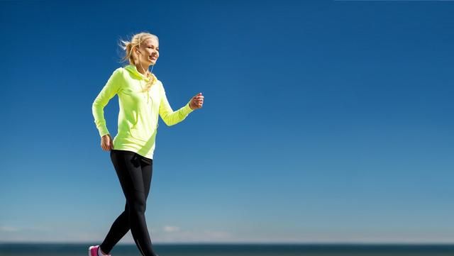 跑步训练前，做好这10个热身动作，激活全身肌肉让跑步更轻松
