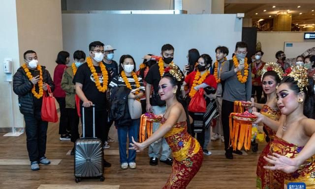 印尼巴厘岛举行仪式欢迎2023年首个中国游客包机抵达