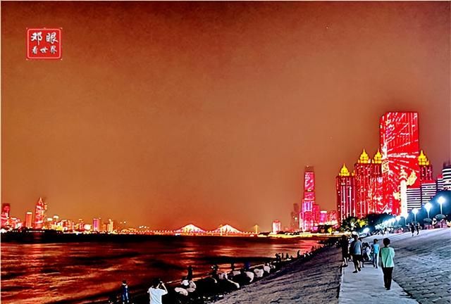 重庆夜景比武汉漂亮？这其实是重庆长江太窄形成的视角差