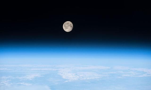 地球的大气层究竟有多高？新研究表明：已经远远超出月球了！
