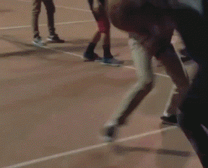 美国十大街球传奇：1米88传说摸篮板上沿，骨头收集者击败NBA球星
