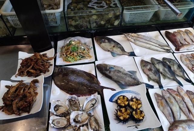 暑假来大连，内行很少吃海参鲍鱼，而偏爱这5种海鲜，应季又肥美
