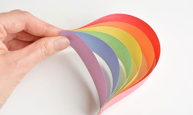 幼儿园手工教程：用彩纸和棉花制作美丽的彩虹，简单又好看