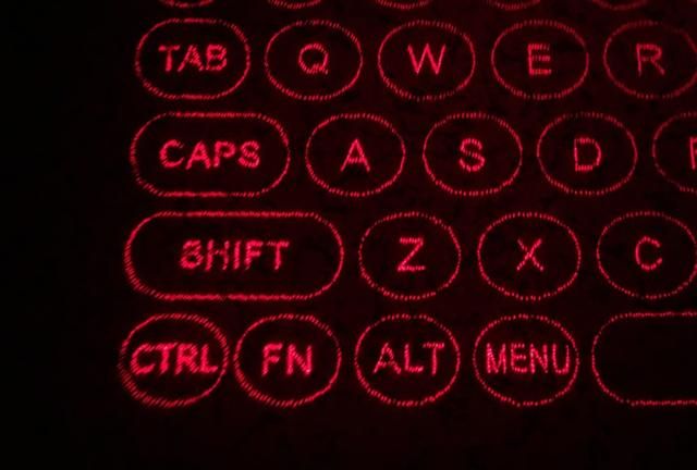 《唐人街探案2》中出现的激光键盘，现实中好用吗？试试就知道了
