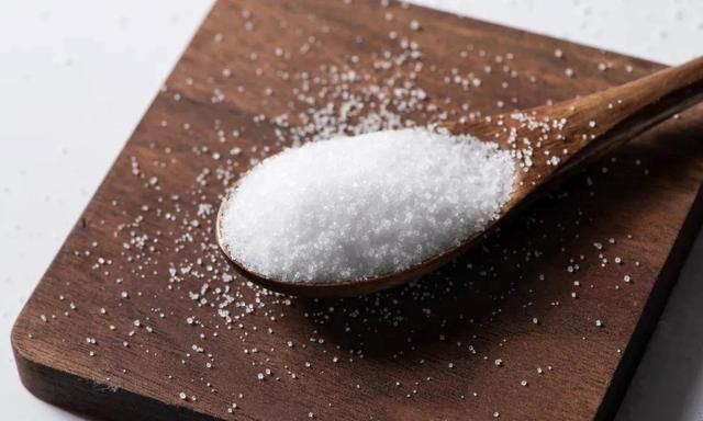 低钠盐、加碘盐、无碘盐……吃哪种盐更有利健康？一文了解→