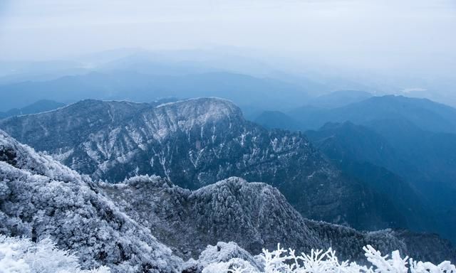 冬天一定要去一次四川峨眉山，一下雪就变成仙境，宛如在画里行走