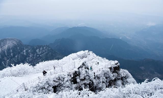 冬天一定要去一次四川峨眉山，一下雪就变成仙境，宛如在画里行走