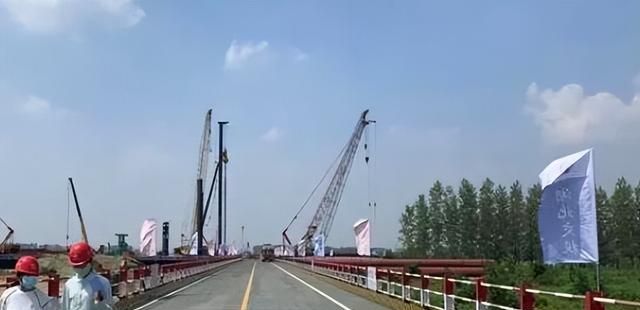 湖北投资约38.5亿，建一座长江大桥，长约1580米，标准双向6车道
