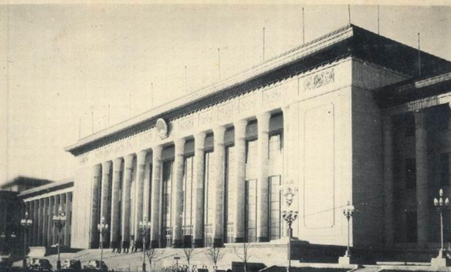 59年人民大会堂建成，毛泽东对着天花板猜测：一看就像总理的意思