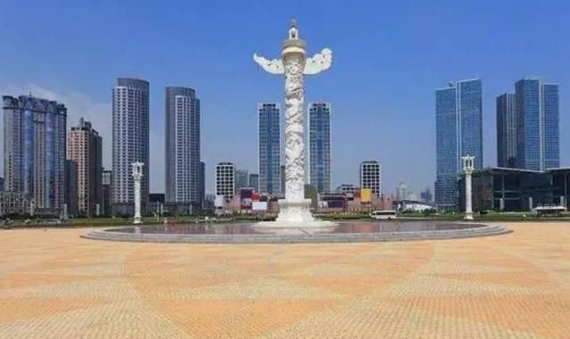 一个废弃的盐场变成亚洲第一大城市广场，这个广场是大连的骄傲