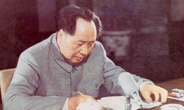 毛主席写下一首七律，8句诗包含8个典故，多亏秘书从废纸篓里捡回