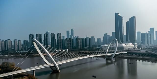 江苏南京楼市的危机，发达的南京，昂贵的房价，南京市楼市的潜力
