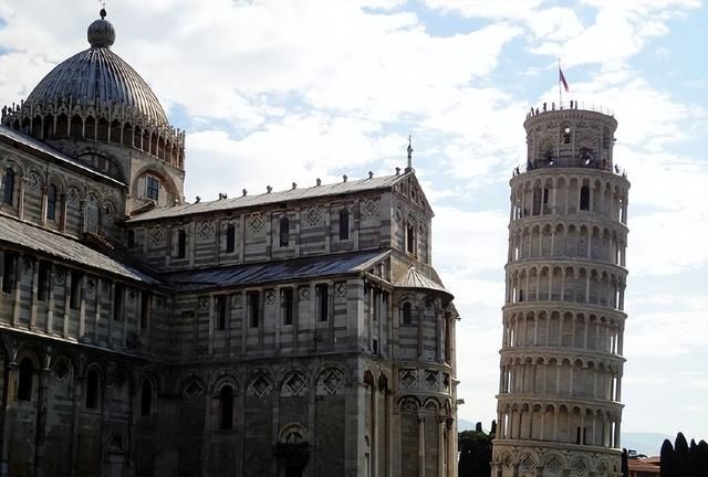 意大利的世界文化遗产 -比萨斜塔，倾斜八百多年而不倒