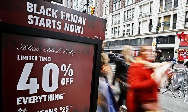 「图集」美国“黑色星期五”进行时：在线销售额创纪录，人们正背负信用卡债务购物