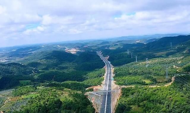 云南这条高速被称为昆曲高速复线，是滇中环线高速的重要组成部分