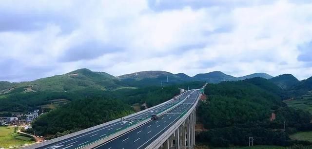 云南这条高速被称为昆曲高速复线，是滇中环线高速的重要组成部分